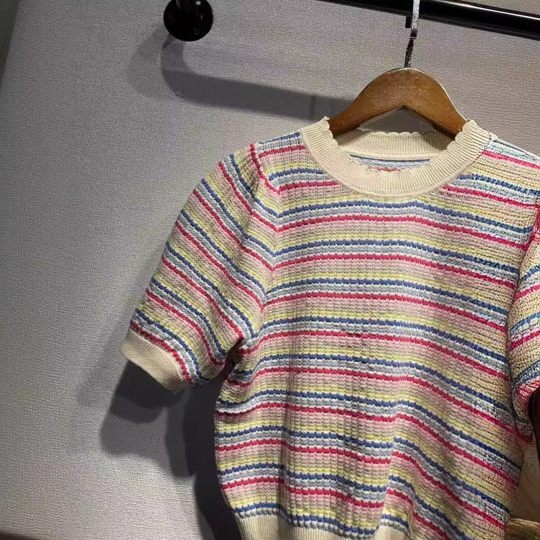 2025 Knitted Short Sleeve Summer OS Scaled Edge Crew Neck Skinny Rainbow Edge Bubble Sleeve Sweet Knitted Sweater Top