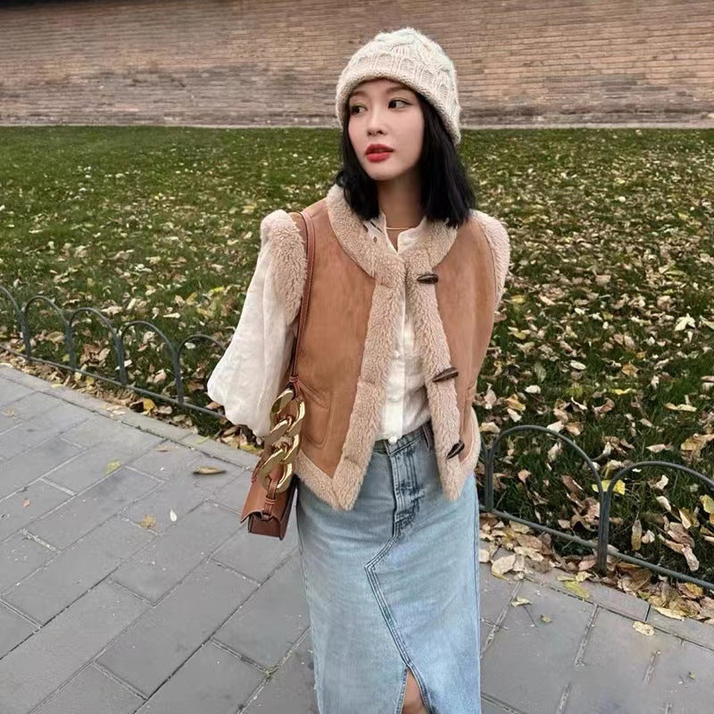 2025 Celebrity style lamb wool vest jacket women's autumn and winter new horn buckle fur integrated short vest top coat
