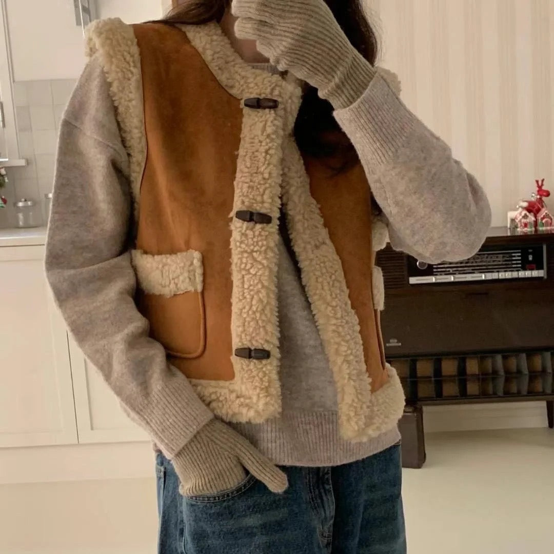 2025 Celebrity style lamb wool vest jacket women's autumn and winter new horn buckle fur integrated short vest top coat