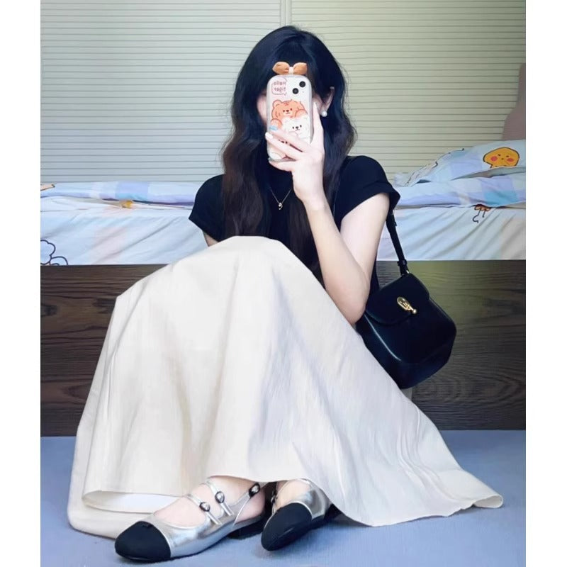 This year, two-piece skirts are popular, niche black tops, bust skirts, fried streets, age-reducing fashion suits, summer new models.