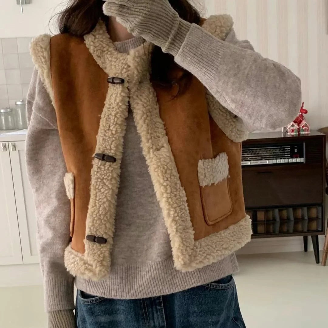 2025 Celebrity style lamb wool vest jacket women's autumn and winter new horn buckle fur integrated short vest top coat