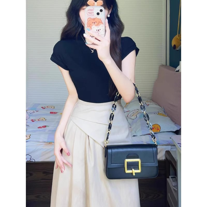 This year, two-piece skirts are popular, niche black tops, bust skirts, fried streets, age-reducing fashion suits, summer new models.