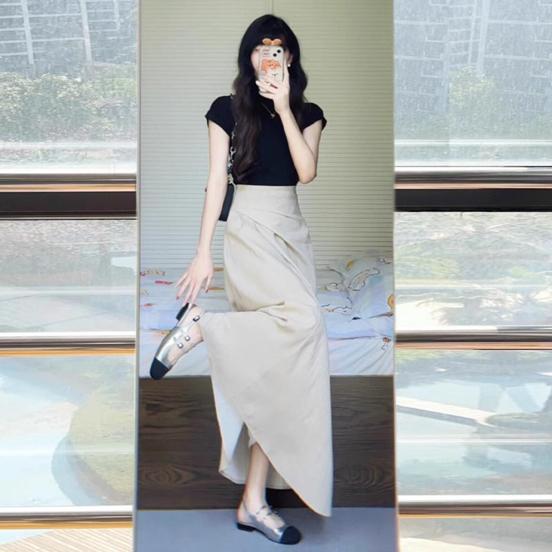 This year, two-piece skirts are popular, niche black tops, bust skirts, fried streets, age-reducing fashion suits, summer new models.