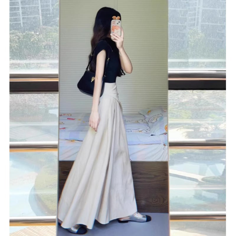 This year, two-piece skirts are popular, niche black tops, bust skirts, fried streets, age-reducing fashion suits, summer new models.