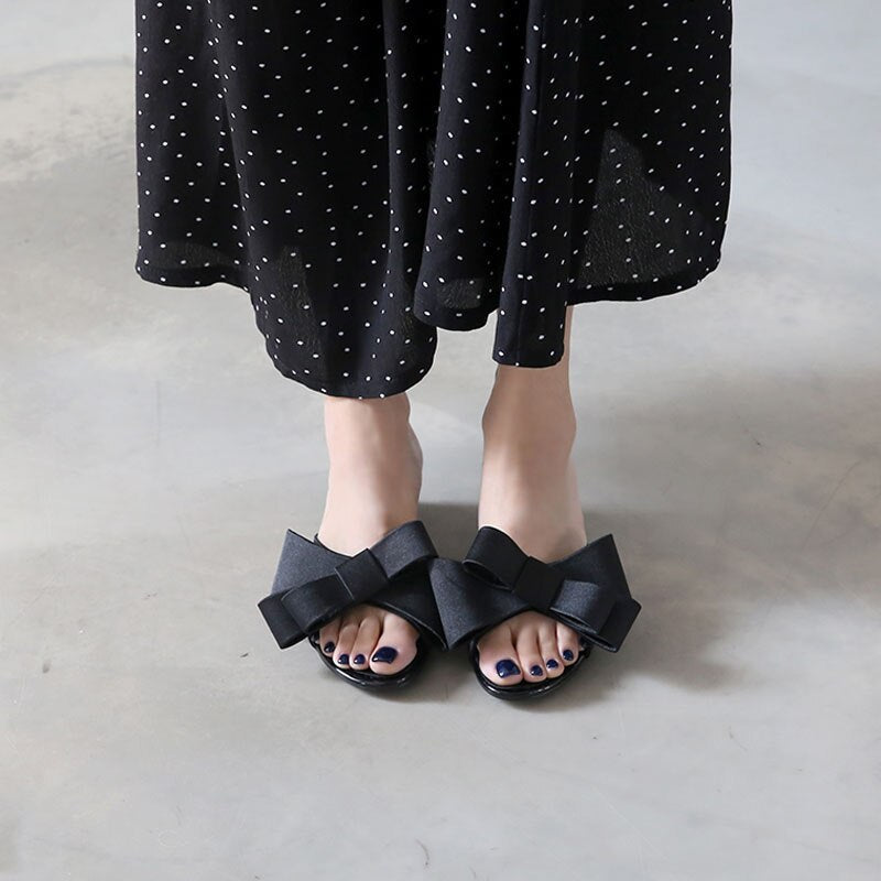 Wearing flat slippers women's shoes 2019 Korean version of the summer new large bow satin round head sandals Wild half slippers